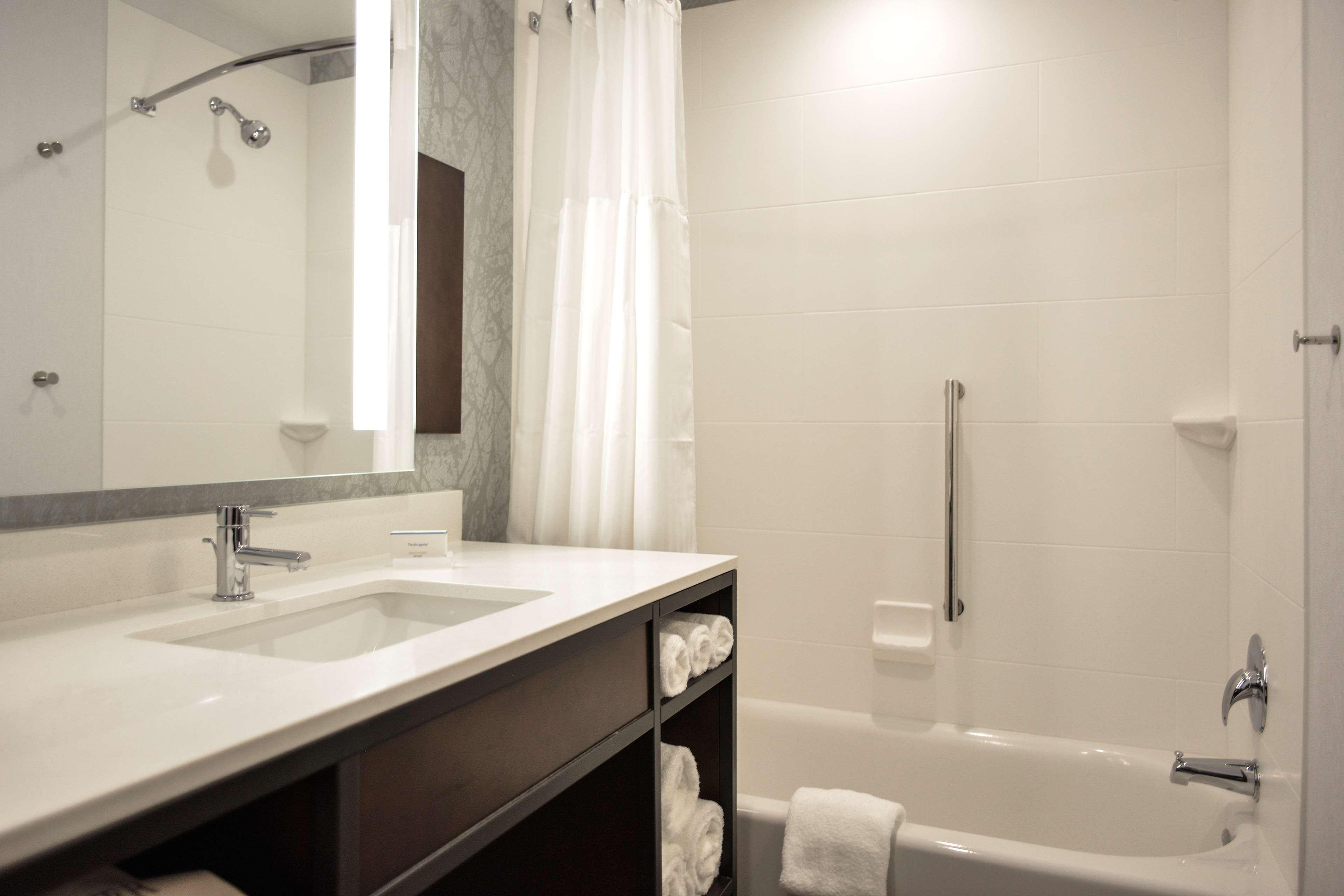 Hilton Garden Inn Louisville Mall Of St. Matthews Exteriör bild