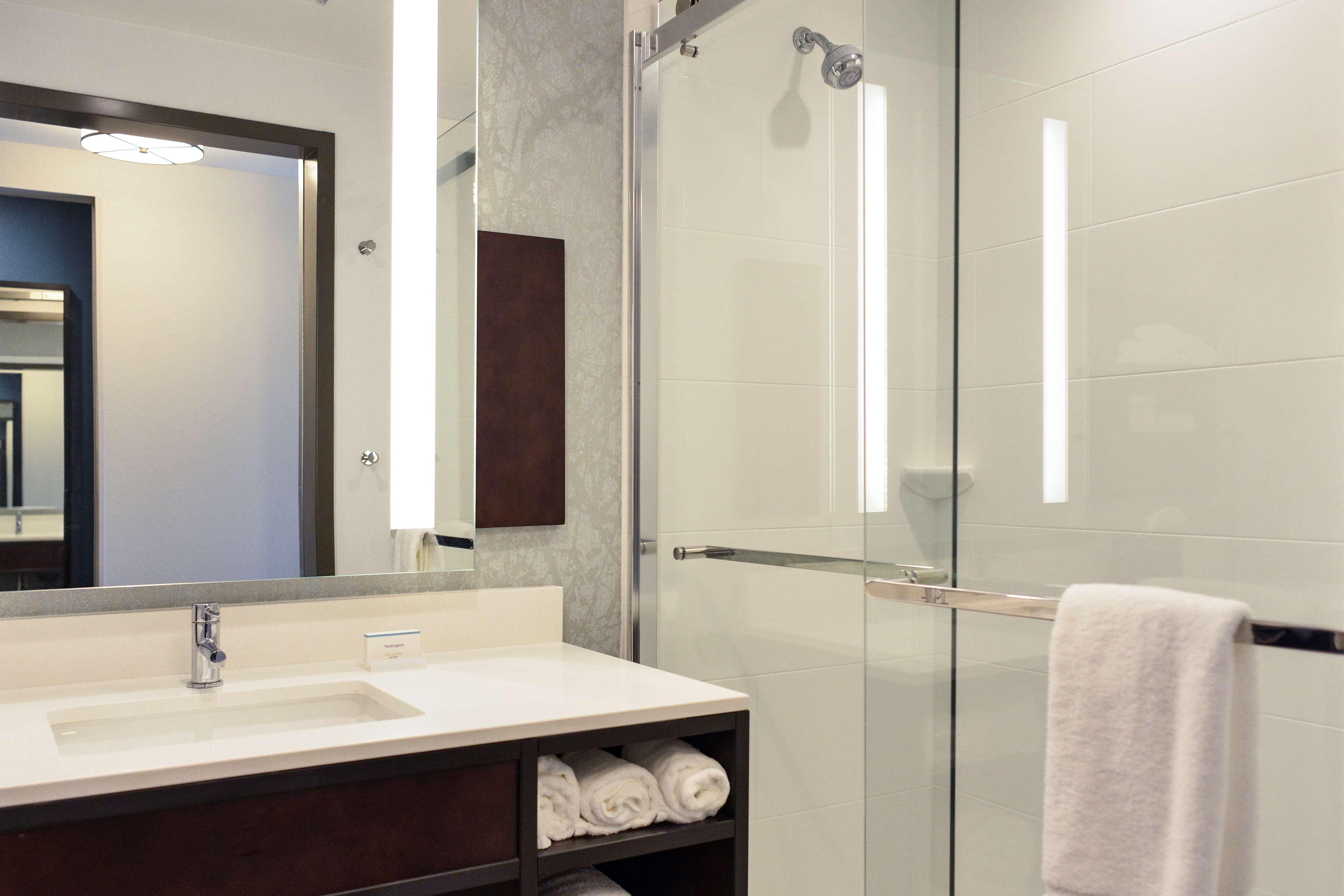 Hilton Garden Inn Louisville Mall Of St. Matthews Exteriör bild