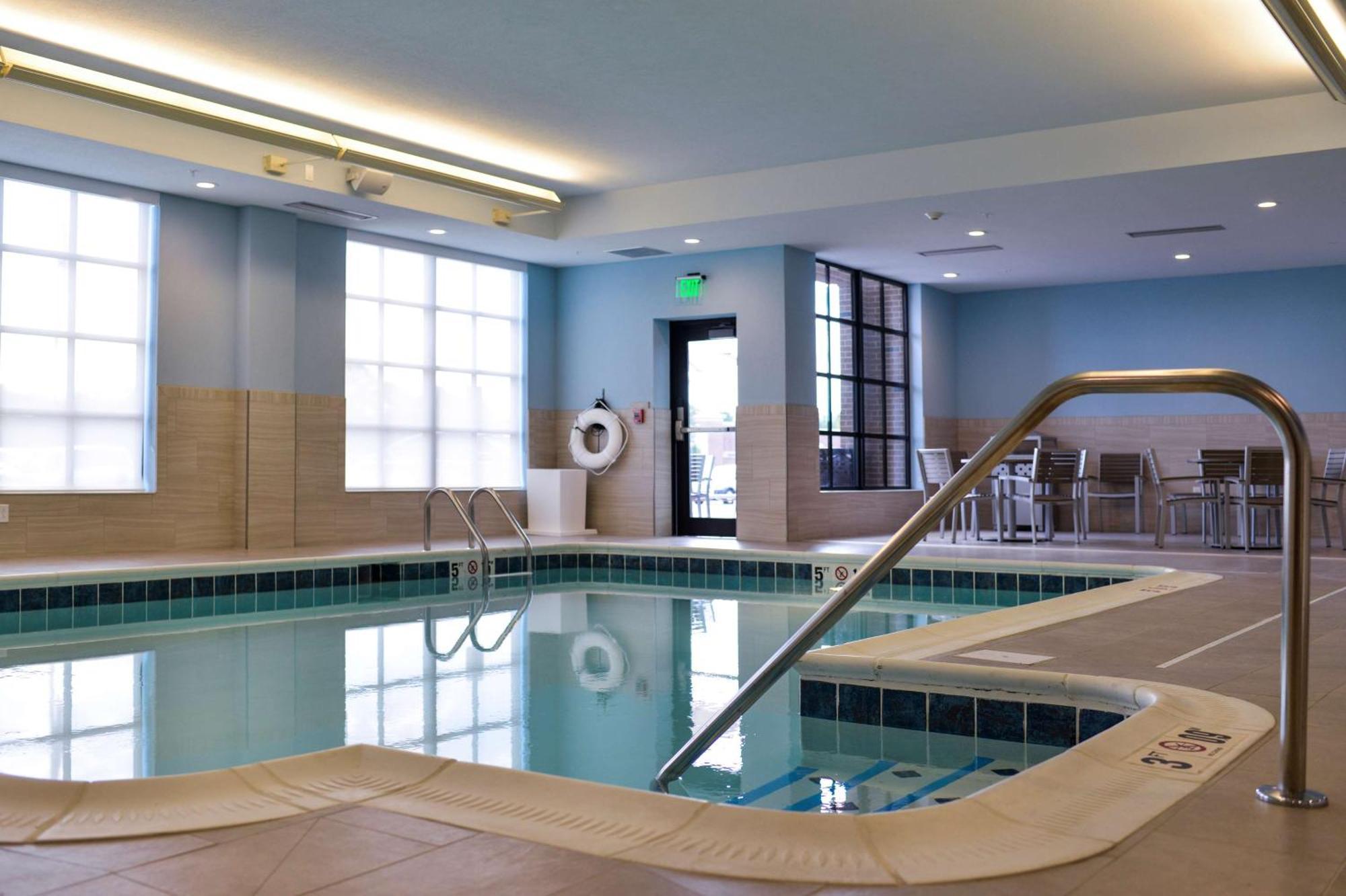 Hilton Garden Inn Louisville Mall Of St. Matthews Exteriör bild