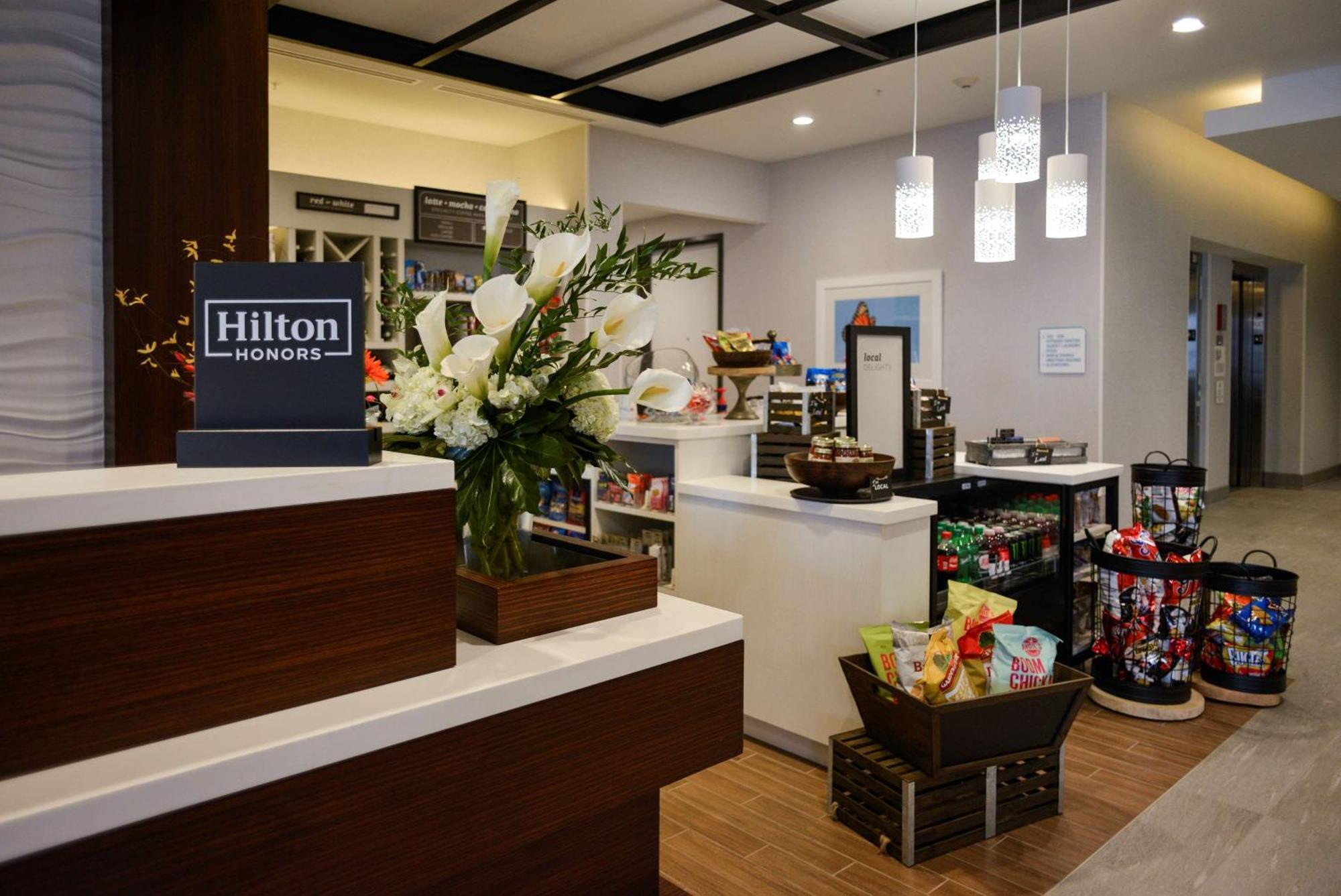 Hilton Garden Inn Louisville Mall Of St. Matthews Exteriör bild